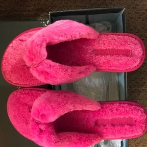 Hot Pink Bernardo “Flip Flop” style Slippers, size 8.5